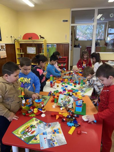 Децата учат чрез игра с LEGO Education 6